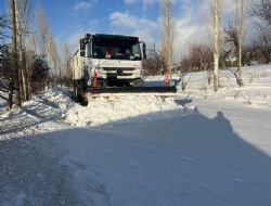 Mut'ta kar ve buzla kaplanan yollar belediye ekiplerince ald